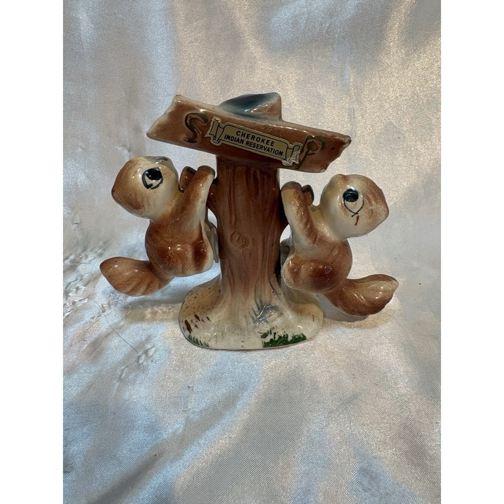 VINTAGE SQUIRREL SALT AND PEPPER HANGING FROM TREE STUMP SET Souvenir set